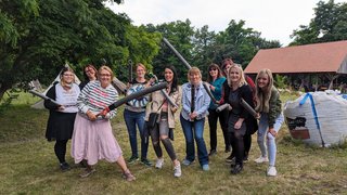 Foto einer Gruppe beim Posing für Schwertkampf