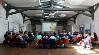 Foto der Mitarbeiterversammlung im Packschuppen des excursio in Welzow