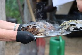 Foto von Fleisch mit Lehmmantel aus dem Feuer