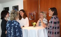 Austausch am Rande des Fachtages Galeriebild: Fünf Frauen stehen zusammen und unterhalten sich