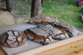 Foto von frisch gebackenem Brot aus dem Lehmbackofen