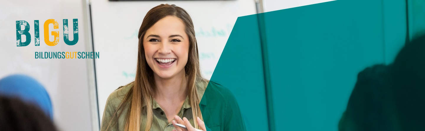 Weiterbildung mit Bildungsgutschein Symbolbild: Eine Frau nimmt an einer Weiterbildung teil. Auf dem Bild ist der Schriftzug "BIGU - Bildungsgutschein" zu sehen.