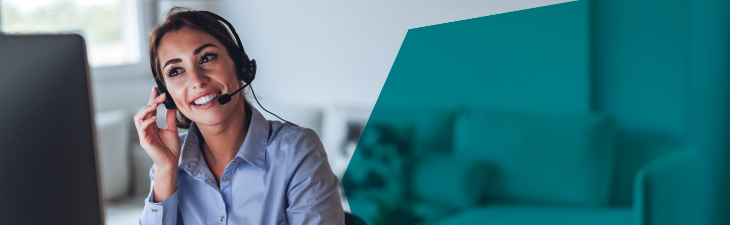 Online weiterbilden: Nutzen Sie die Möglichkeiten des digitalen Lernens für Ihre berufliche Zukunft! Eine Frau mit Headset arbeitet an einem Computer