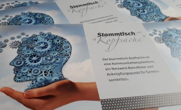 Das Bild zeigt die Flyer des Stammtisch Kopfsache.